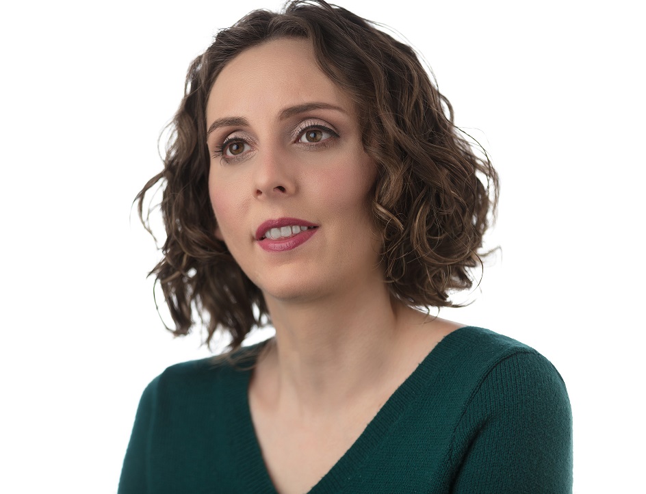 Arielle Silverman business picture with brown hair and a green shirt.